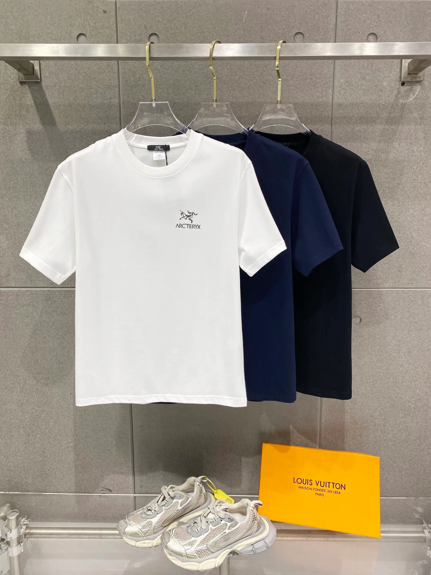 ， ，Classic logo ， Quality Original ， ， ， Premium 。 ！ :Black White，Royal Blue Sizes: S-XXL : g